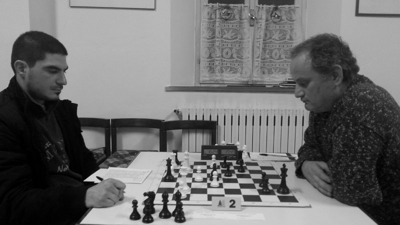 1419029992175.jpg - N. Lupinacci - A. Vincenzi (Turno 6 / 19.12.2014) l'ultima a terminare di questo torneo. Notare la somiglianza di Vincenzi con Garry Kasparov! ;-)