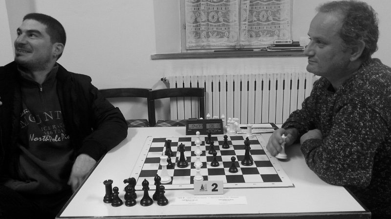 1419031430252.jpg - Ore 0:23 del 20.12.2014: Vincenzi gioca l'ultima mossa di questo torneo 57...Df3 costringendo Lupinacci alla resa.